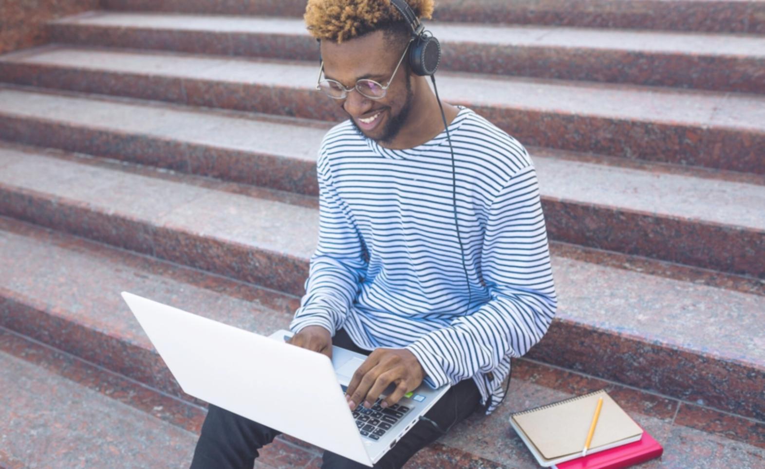 Professionnels analysant des données financières lors d'une session de formation